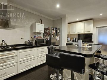 Casa en Dos Plantas En Venta En Colon Entre Ríos.