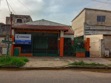 Venta PH en Remedios De Escalada 3 ambientes al Frente con entrada de auto.