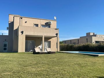Venta Casa 5 ambientes en Santa Juana en Canning