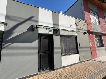 Casa de tres ambientes en Venta en Bernal