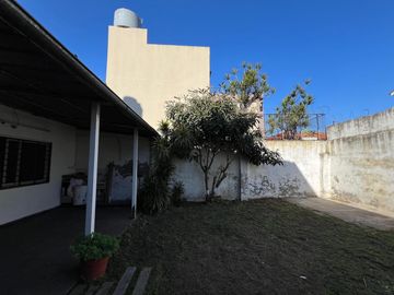 Casa de tres ambientes en Venta en Bernal