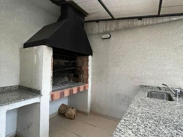 Departamento en  venta de 3 ambientes con balcón y espacio guardacoche- Wilde