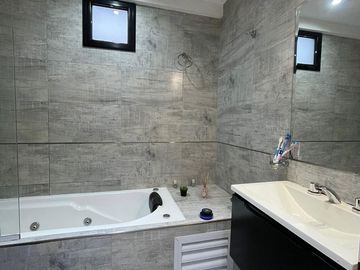 Departamento en  venta de 3 ambientes con balcón y espacio guardacoche- Wilde