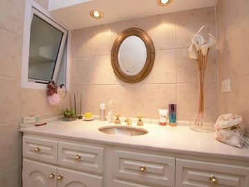 Dept. 6 ambientes 168 m2  - 2 bauleras -  Barracas. VENTA