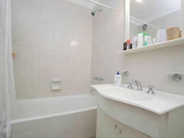 Dept. 6 ambientes 168 m2  - 2 bauleras -  Barracas. VENTA