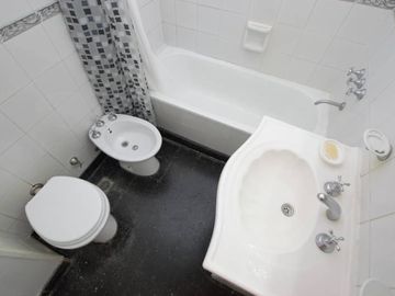 Dept. 6 ambientes 168 m2  - 2 bauleras -  Barracas. VENTA