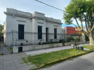 Casa de estilo en Temperley Este.