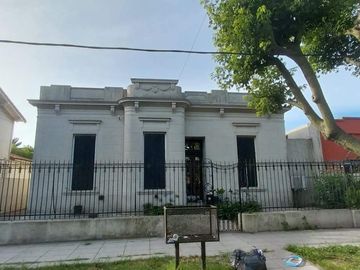 Casa de estilo en Temperley Este.