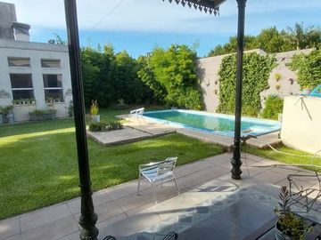 Casa de estilo en Temperley Este.