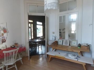 Casa de estilo en Temperley Este.