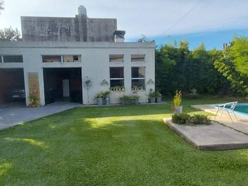 Casa de estilo en Temperley Este.
