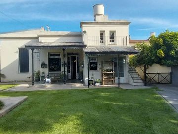 Casa de estilo en Temperley Este.