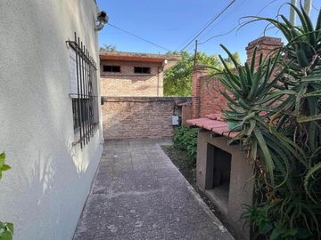 Casa en venta - 3 Dormitorios 2 Baños - Cocheras - 180Mts2 - Monte Grande