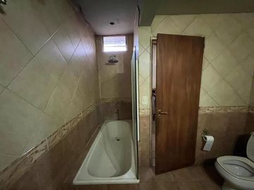 Casa en venta - 3 Dormitorios 2 Baños - Cocheras - 180Mts2 - Monte Grande