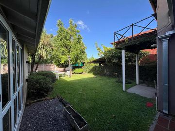 Casa en venta - 3 Dormitorios 2 Baños - Cocheras - 180Mts2 - Monte Grande