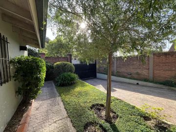 Casa en venta - 3 Dormitorios 2 Baños - Cocheras - 180Mts2 - Monte Grande