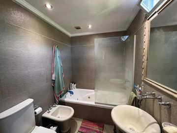 Casa en venta - 3 Dormitorios 2 Baños - Cocheras - 180Mts2 - Monte Grande