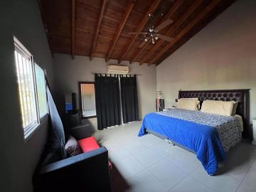 Casa en venta - 3 Dormitorios 2 Baños - Cocheras - 180Mts2 - Monte Grande