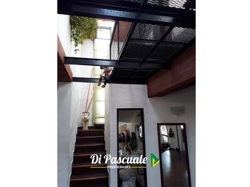 Venta Chalet en 2 Plantas con Excelente Ubicación - Moreno Norte