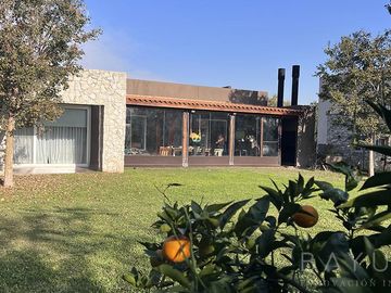 Exclusiva Casa en Barrio Sausalito, Pilar – Luminosa y con Amplias Comodidades