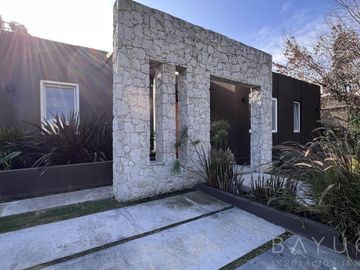 Exclusiva Casa en Barrio Sausalito, Pilar – Luminosa y con Amplias Comodidades