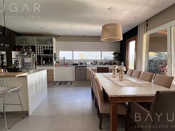 Exclusiva Casa en Barrio Sausalito, Pilar – Luminosa y con Amplias Comodidades