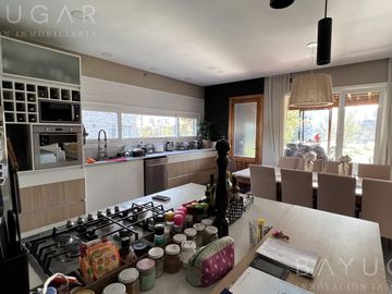 Exclusiva Casa en Barrio Sausalito, Pilar – Luminosa y con Amplias Comodidades