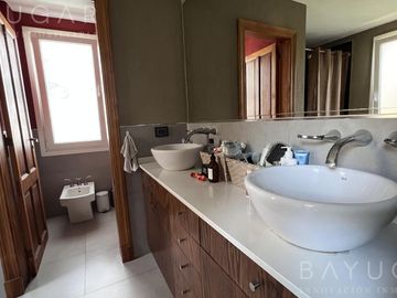 Exclusiva Casa en Barrio Sausalito, Pilar – Luminosa y con Amplias Comodidades