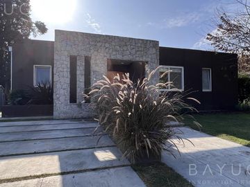 Exclusiva Casa en Barrio Sausalito, Pilar – Luminosa y con Amplias Comodidades