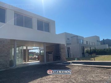 Casa en Puertos del Lago