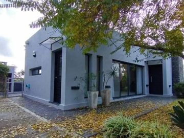 Casa en venta - 3 Dormitorios 3 Baños - Cochera - 605Mts2 - Pilar del Este