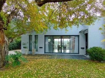 Casa en venta - 3 Dormitorios 3 Baños - Cochera - 605Mts2 - Pilar del Este