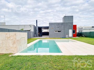 VENTA CASA A ESTRENAR DE DOS DORMITORIOS CON  PILETA  Y COCHERA  EN DON MATEO