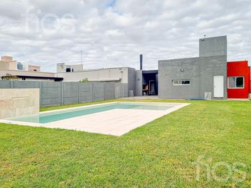VENTA CASA A ESTRENAR DE DOS DORMITORIOS CON  PILETA  Y COCHERA  EN DON MATEO