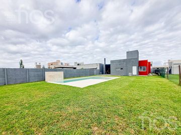 VENTA CASA A ESTRENAR DE DOS DORMITORIOS CON  PILETA  Y COCHERA  EN DON MATEO