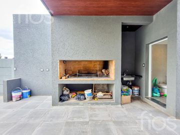 VENTA CASA A ESTRENAR DE DOS DORMITORIOS CON  PILETA  Y COCHERA  EN DON MATEO