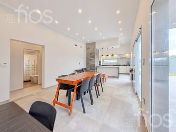 VENTA CASA A ESTRENAR DE DOS DORMITORIOS CON  PILETA  Y COCHERA  EN DON MATEO