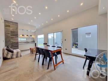 VENTA CASA A ESTRENAR DE DOS DORMITORIOS CON  PILETA  Y COCHERA  EN DON MATEO