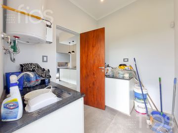 VENTA CASA A ESTRENAR DE DOS DORMITORIOS CON  PILETA  Y COCHERA  EN DON MATEO
