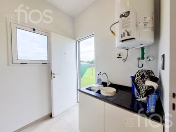 VENTA CASA A ESTRENAR DE DOS DORMITORIOS CON  PILETA  Y COCHERA  EN DON MATEO