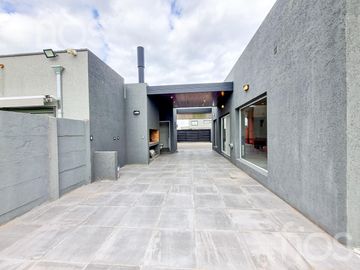VENTA CASA A ESTRENAR DE DOS DORMITORIOS CON  PILETA  Y COCHERA  EN DON MATEO