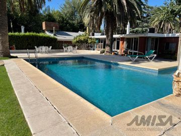 IMPONENTE CHALET 4 DORMITORIOS EN VENTA - UNA DE LAS ZONAS MÁS LINDAS DE FUNES