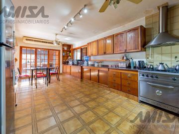 IMPONENTE CHALET 4 DORMITORIOS EN VENTA - UNA DE LAS ZONAS MÁS LINDAS DE FUNES