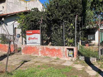 Venta Casa 4 Ambientes con Jardín al Frente y Local en Polvorines, Malvinas Argentinas