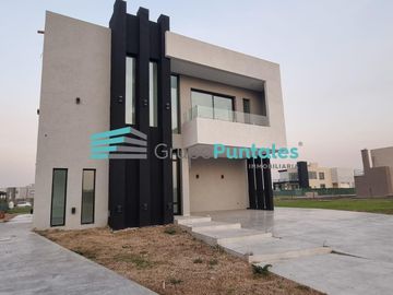 Casa  a estrenar en Barrio Lagos de Canning con 3 Dormitorios y Escritorio