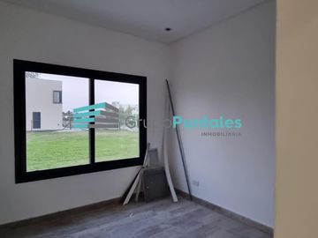 Casa  a estrenar en Barrio Lagos de Canning con 3 Dormitorios y Escritorio