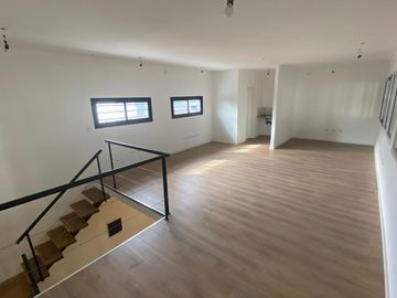 Galpón - Depósito de 1710 m2.  en  La Plata - VENTA