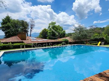 CASA EN VENTA EN AVANDARO, A UNOS PASOS DEL CLUB DE GOLF