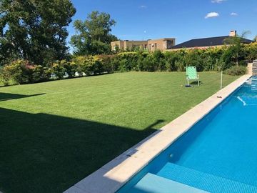 Casa en venta - 4 Dormitorios 5 Baños - Cocheras - 330Mts2 - Escobar