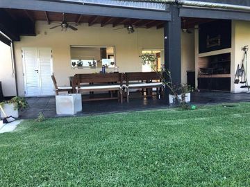 Casa en venta - 4 Dormitorios 5 Baños - Cocheras - 330Mts2 - Escobar